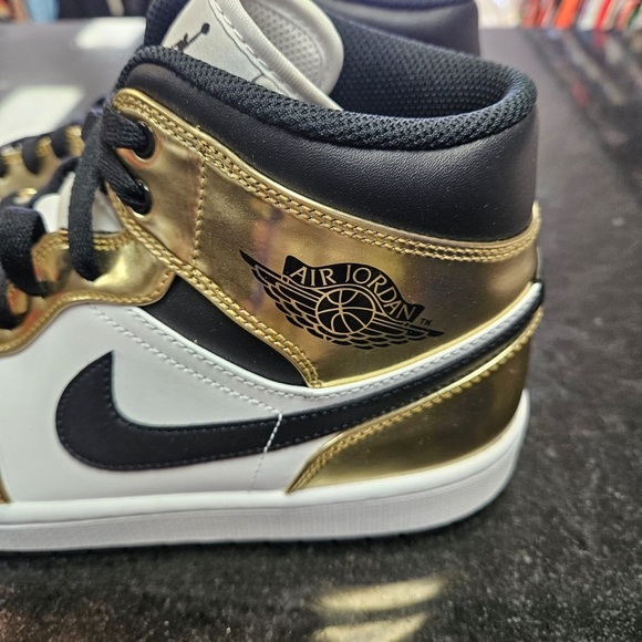 Sz 10.5 2020
Air Jordan 1 Mid SE \'Metallic Gold\' main image 4